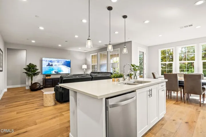 23-web-or-mls-Upmarketmedia_344Chi-19