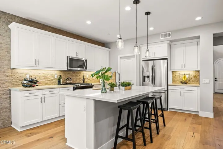 19-web-or-mls-Upmarketmedia_344Chi-15