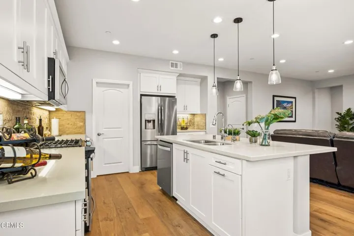 21-web-or-mls-Upmarketmedia_344Chi-17