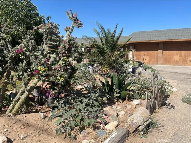 10747 Kiowa Road, Apple Valley, California 92308