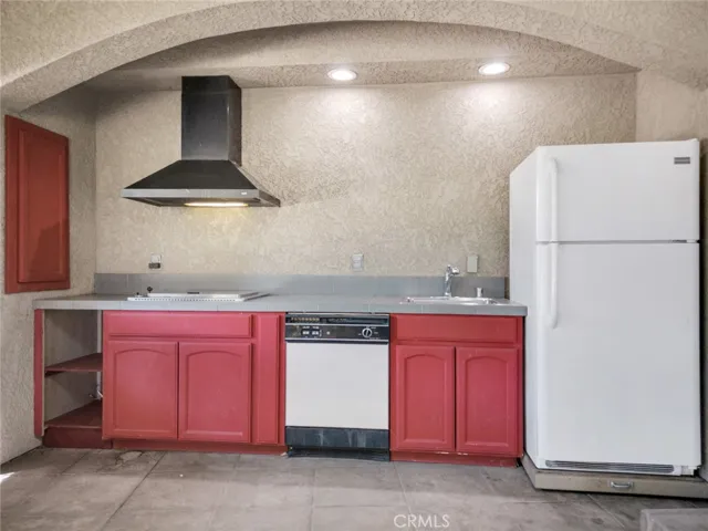 Outdoor kitchen for so much convenience!