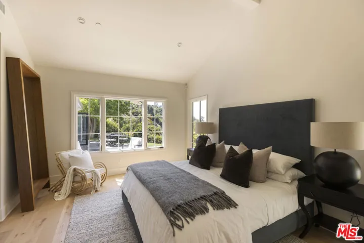 14943 Jadestone Drive, Sherman Oaks, California 91403