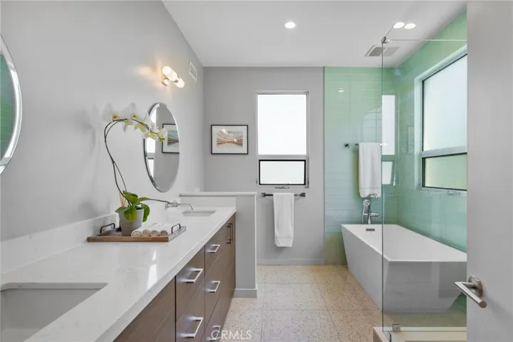 Executive Bathroom (upstairs)