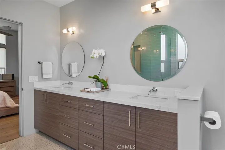 Executive Bathroom (upstairs)