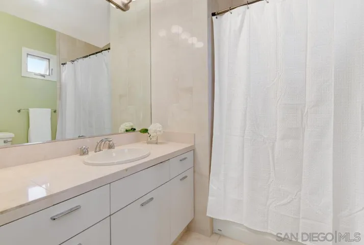 Bath for the front bedroom