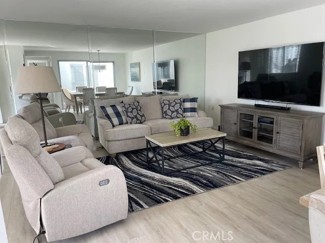 Spacious Light and Bright Living Room