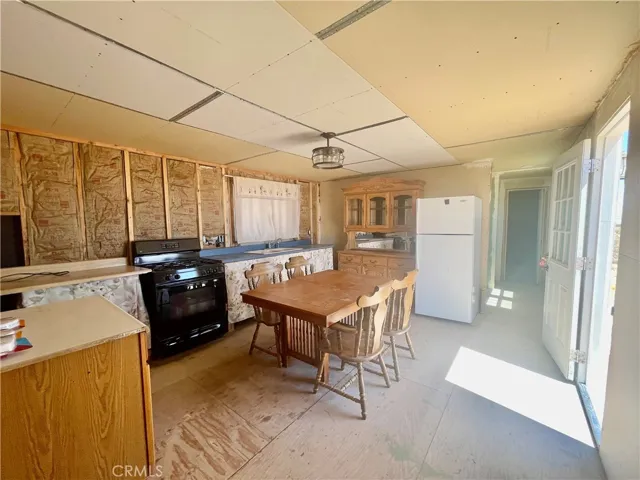 60607 Stearman Road, Landers, California 92285
