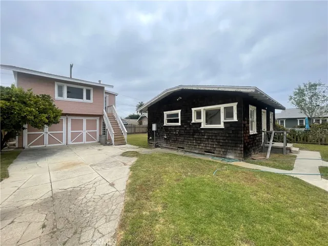Yard View of Triplex
(Center & Back Units)