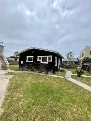 Center Unit of Triplex
(1 bed/ 1 bath House - 572 sq.ft.)