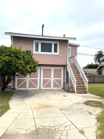 Back unit of Triplex
(Studio Unit over garages - 432 sq.ft.)