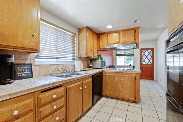 kitchen w/ view of eat-in area and backyard access
