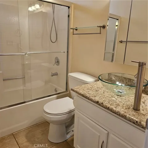 upstairs hall bath
