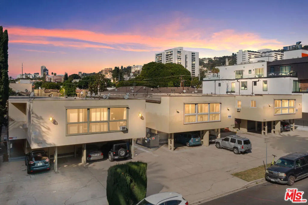 1015 N Croft Avenue, Los Angeles, California 90069, 10 Bedrooms Bedrooms, ,10 BathroomsBathrooms,Residential Income,For Sale,Croft,24407489