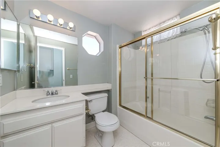 Full bathroom on 2nd level