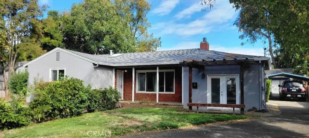 Beautiful Stucco and Brick Construction with At active Wisteria Vines located on a larg quarter acre, mostly fenced-in lot. 1532 Sqft 3/2 hom is also commercially zoned to run your own business from home!