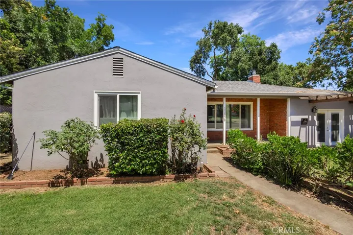 Very Sturdy Stucco and Brick Construction with At active Wisteria Vines located on a larg quarter acre, mostly fenced-in lot. 1532 Sqft 3/2 hom is also commercially zoned to run your own business from home!