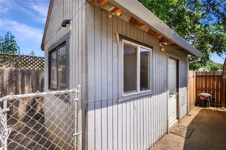 Small Office building in Back yard perfect for running your own business from home.