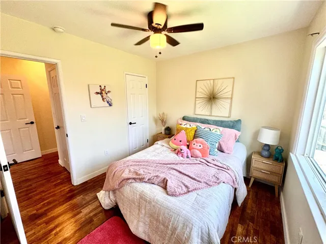 Middle Bedroom
