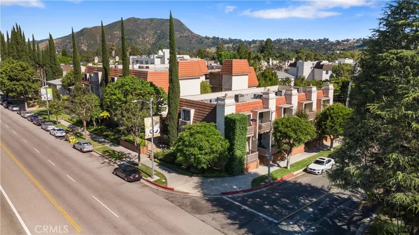 10470 Riverside Drive 302, Toluca Lake, California 91602