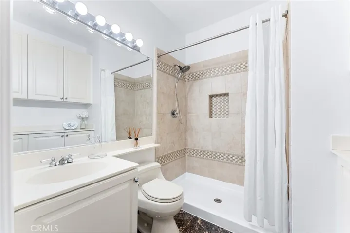 First bedroom's ensuite bathroom.