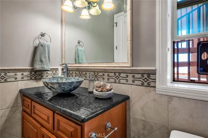 1/2 bath Top Level