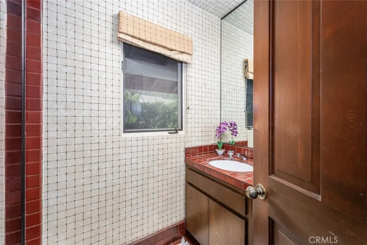 Guest bathroom West Wing view #2