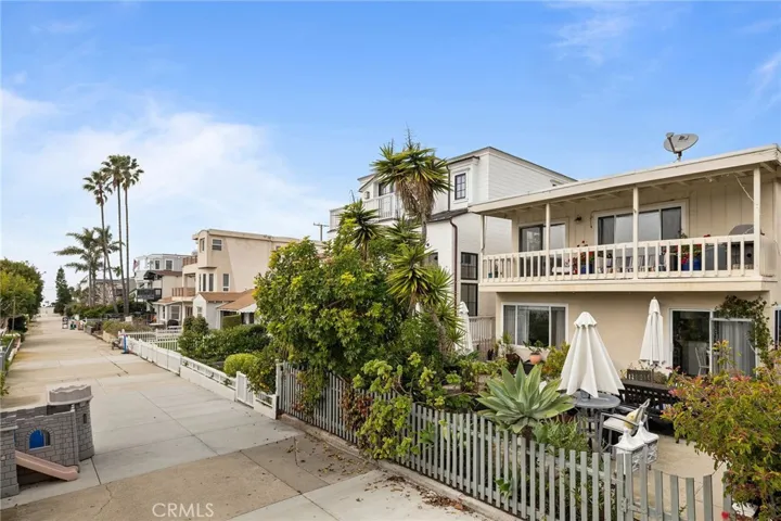 429 10th Street A, Manhattan Beach, California 90266