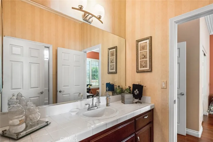 jack and jill bathroom