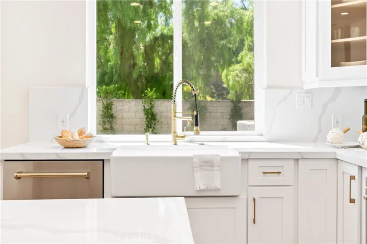 Farmhouse sink
