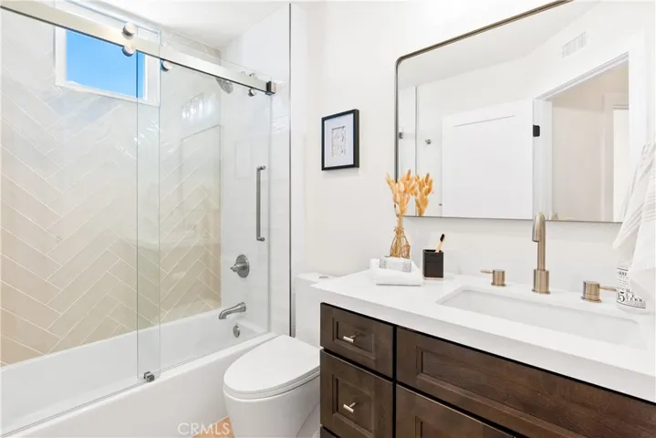 Upstairs secondary full bathroom