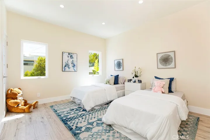 2018 W Kenneth Road, Glendale, California 91201