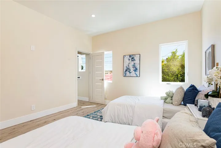 2018 W Kenneth Road, Glendale, California 91201
