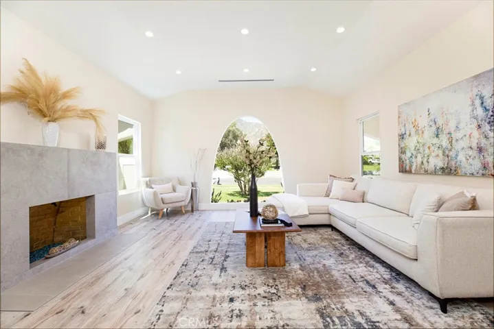 2018 W Kenneth Road, Glendale, California 91201