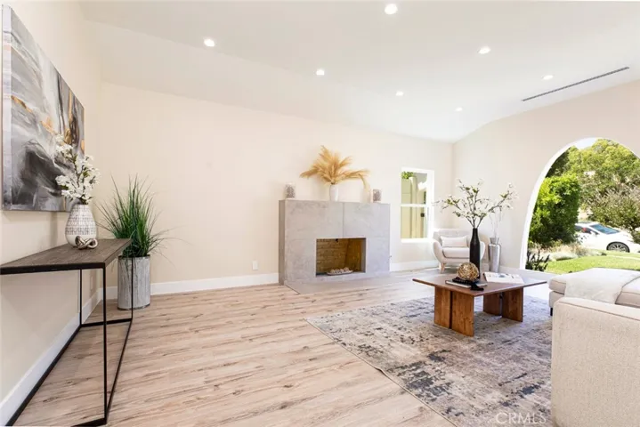 2018 W Kenneth Road, Glendale, California 91201