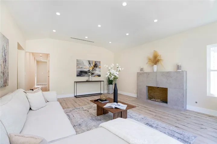 2018 W Kenneth Road, Glendale, California 91201