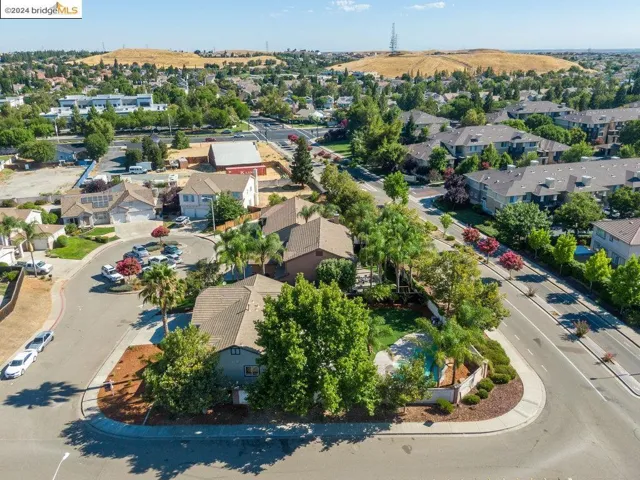 Note the guest parking at the center of the tranquil cul-de-sac.