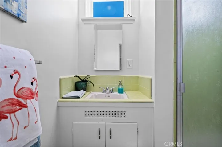 No wasted space in this bright bath.