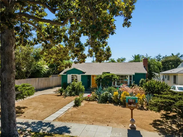 The perfect sweet spot to enjoy life! Teal cottage with the orange door!