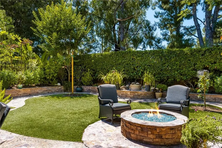 with meticulously maintained turf, for a minimal-maintenance lifestyle