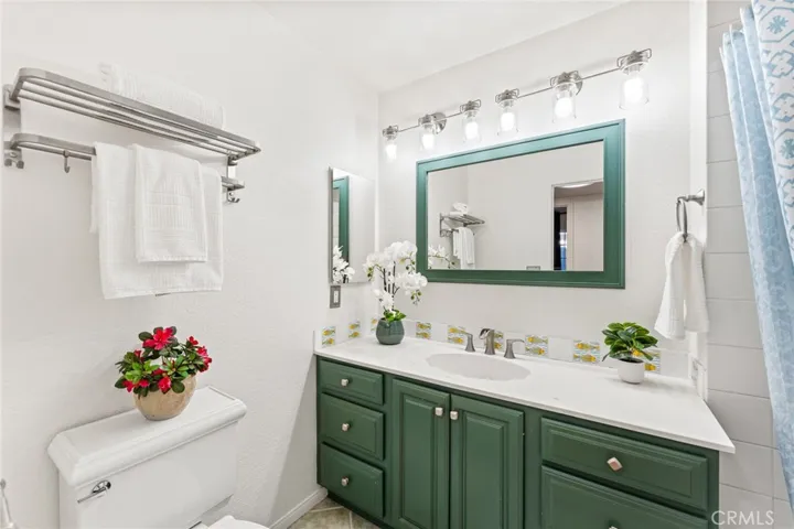 Hall Bathroom with Tub/Shower