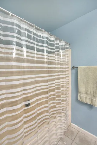 2nd Bathroom tub/shower combo
