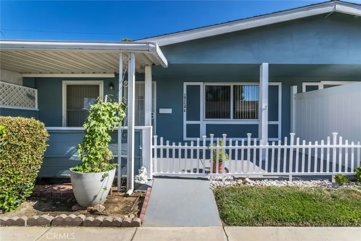 Welcome Home to 19154 Avenue of the Oaks!