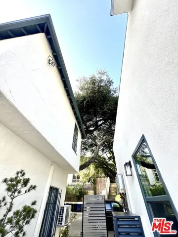 2628 N Beachwood Drive 3/4, Los Angeles, California 90068