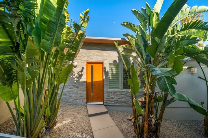SEPERATE ENTRY TO GUEST HOUSE