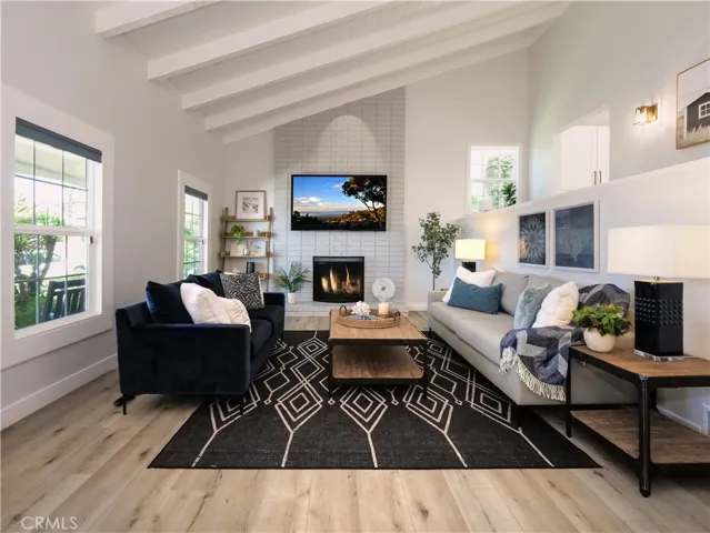 Large Living Room w/ Vaulted Ceilings