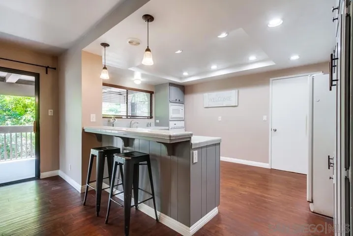 Breakfast bar seating!