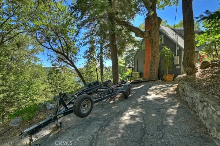 Even your driveway has lake views.