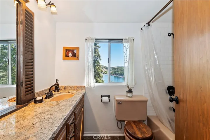 Upper Full bathroom