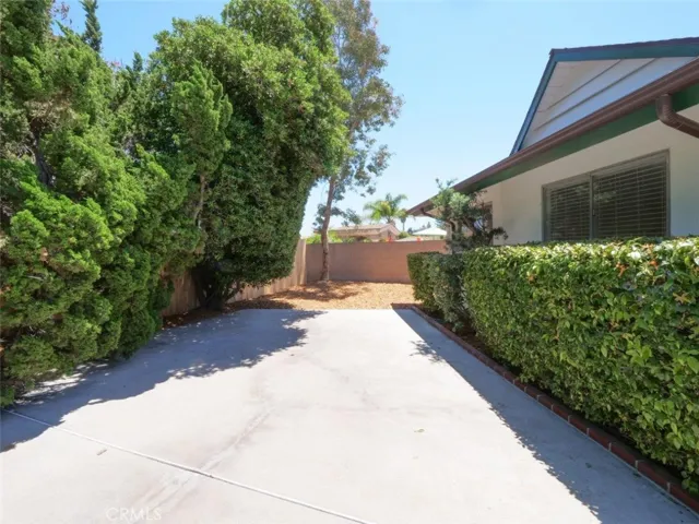 Continuek the tour with more large flat concrete patio at the back of the 4th bedroom and note how private this is.