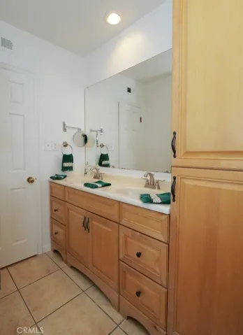 Partial view of the full bath off the hall.